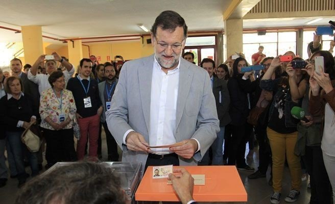 Rajoy, en una imagen de archivo votando.