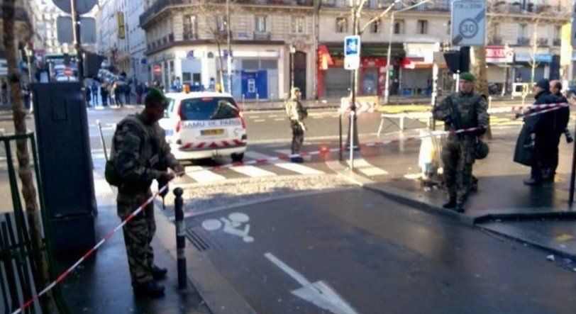 Soldados franceses acordonan una calle de París tras el atentado frustrado. 
