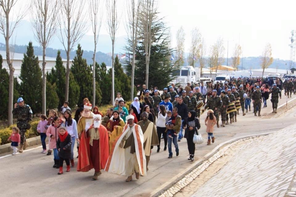Comitiva de los Reyes Magos en la base española del Líbano.