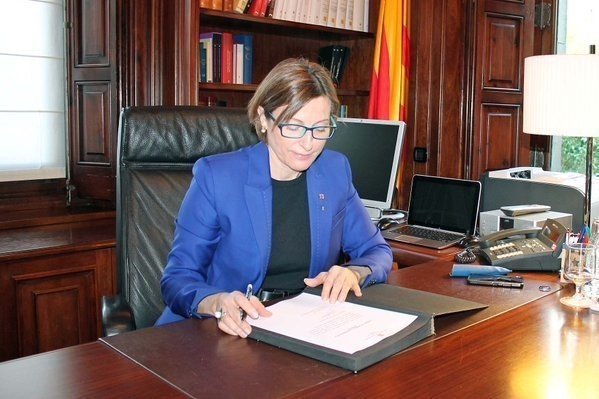 Carme Forcadell firma la propuesta para someter a votación a Carles Puigdemont.