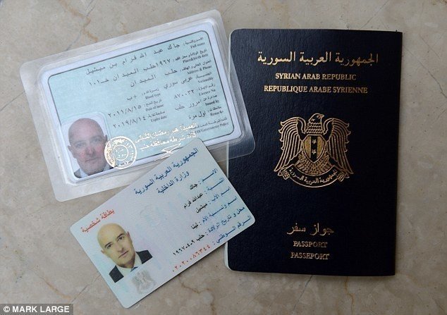 Pasaporte sirio falsificado con el que un periodista británico del Daily Mail consiguió burlar a la seguridad europea y entrar en la UE como refugiado el pasado mes de septiembre.
