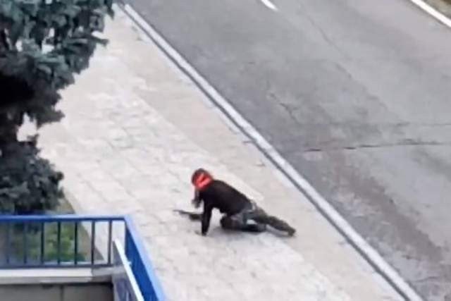 La agente de la Guardia Civil caracterizada de 'Rambo', reptando en las inmediaciones de la Plaza de España.