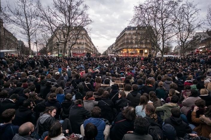 Manifestantes en la Plaza de la República de París (foto: @nuitdebout).