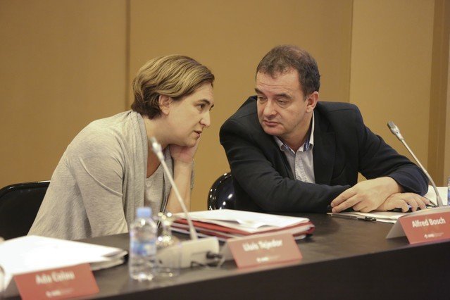 Ada Colau con el líder municipal de ERC, Alfred Bosch.