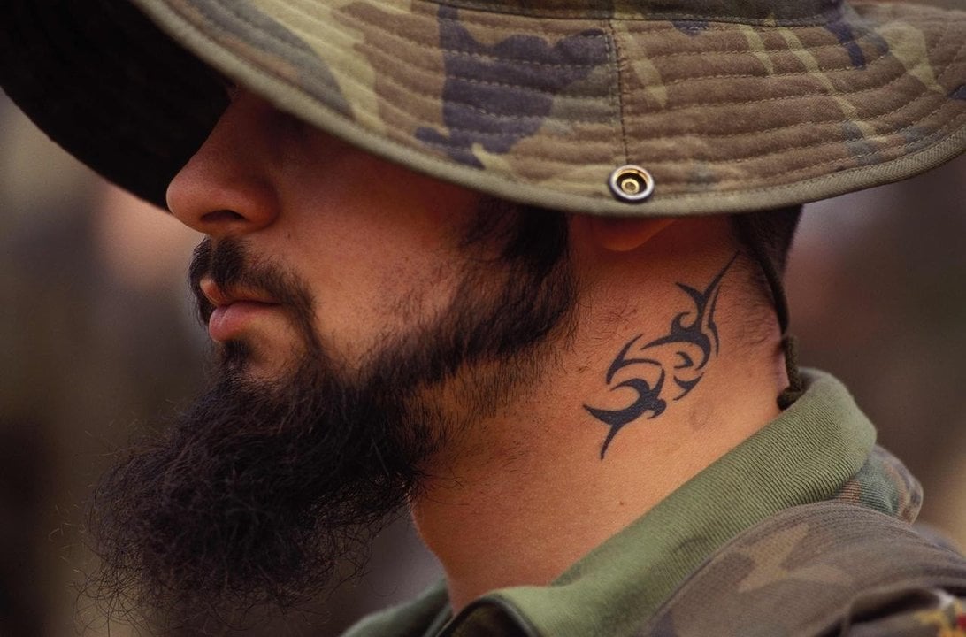 Legionario español con tatuaje en el cuello.