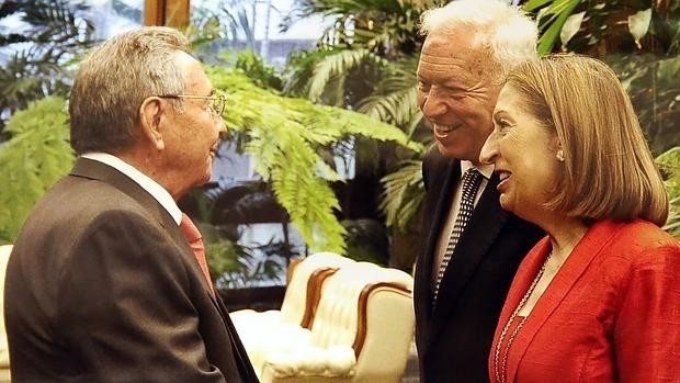 Ana Pastor y García-Margallo saludan a Raúl Castro.