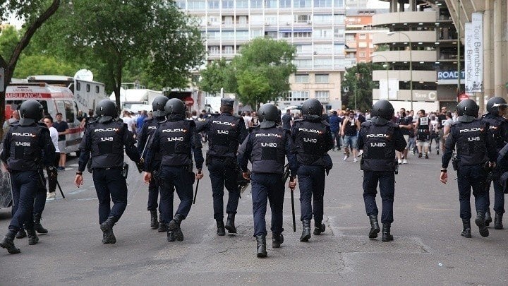 Policías Nacionales en los alrededores del Estadio Santiago Bernabéu.