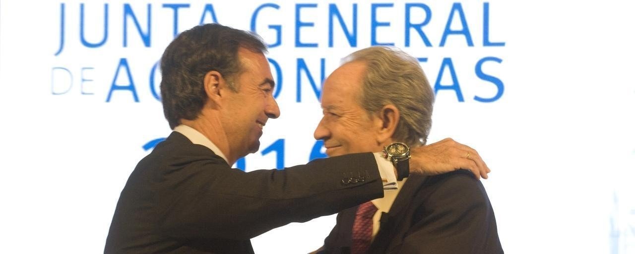 Juan Miguel Villar Mir se despide con un abrazo a su hijo Juan.