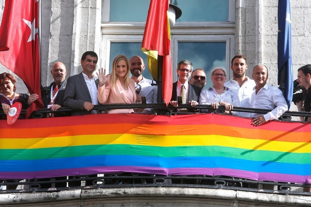 Cristina Cifuentes con la bandera arco iris en el balcón de la Comunidad de Madrid.