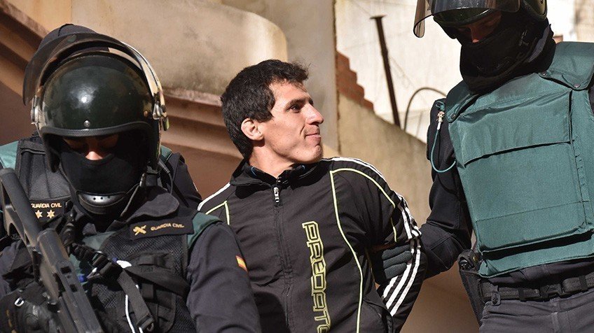 Agentes de la Guardia Civil detienen a un yihadista.