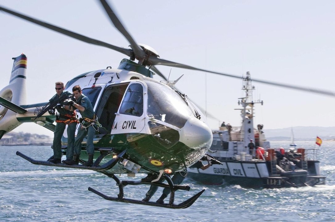 Helicóptero y barco de la Guardia Civil en el Estrecho