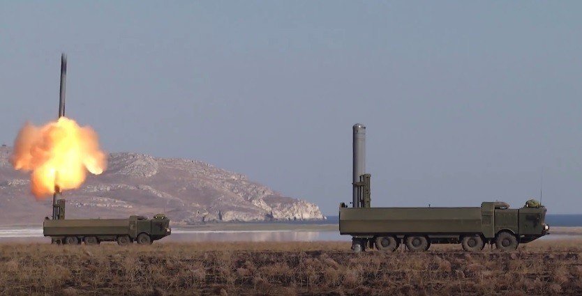 Lanzamiento de misiles desde el sistema de defensa aérea S-400 durante las maniobras rusas 'Caucasus 2016'.