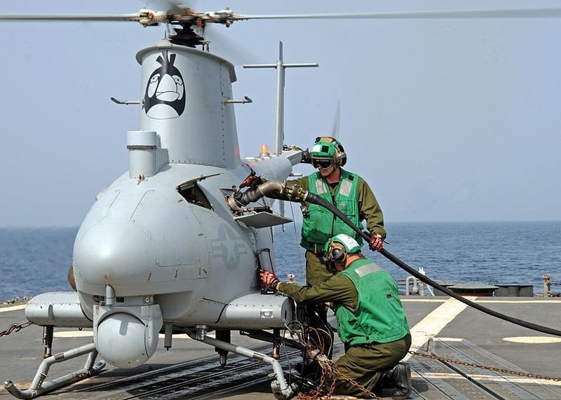 Mecánicos de la U.S.Navy ponen a prueba un Fire Scout a bordo del buque USS Freedom .