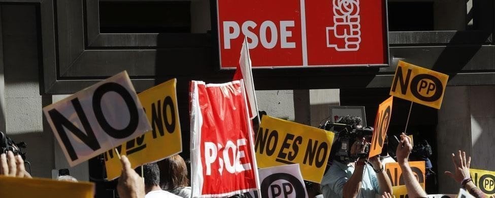 Militantes socialistas se manifiestan en Ferraz defendiendo el “no a Rajoy”.