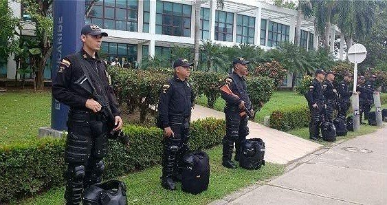 Agentes de las fuerzas de seguridad de Colombia, en una sede de Electrocaribe (Foto: ElTiempo.com).