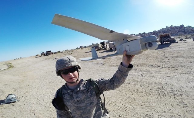 Militar estadounidense con un dron 'Raven'.
