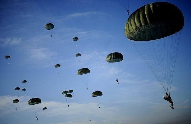 Un salto de la Brigada Paracaidista.