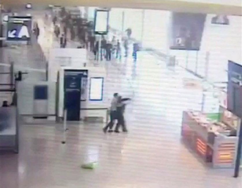 Las cámaras de seguridad captaron el momento en que Ziyed Ben Belgacem toma como rehén a una militar en el aeropuerto de Orly