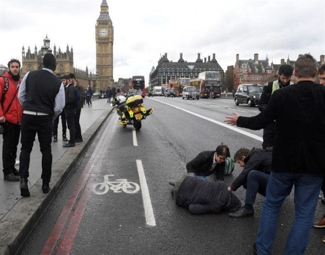 Los servicios sanitarios atienden a heridos tras el atentado de Londres.