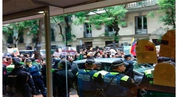 Concentración de opositores venezolanos ante la legación en Madrid.
