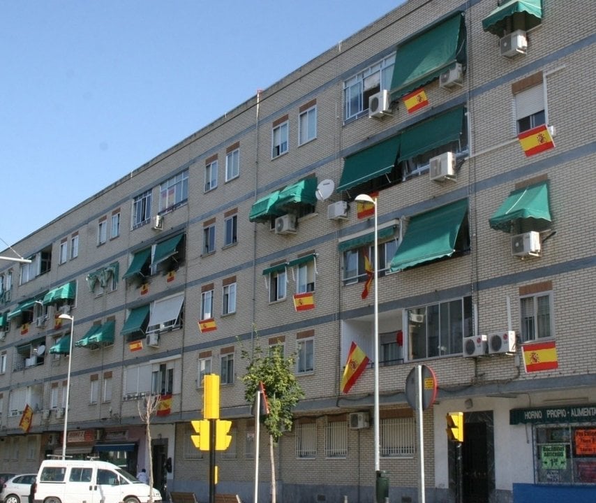 Banderas de España en los balcones de un bloque de viviendas.