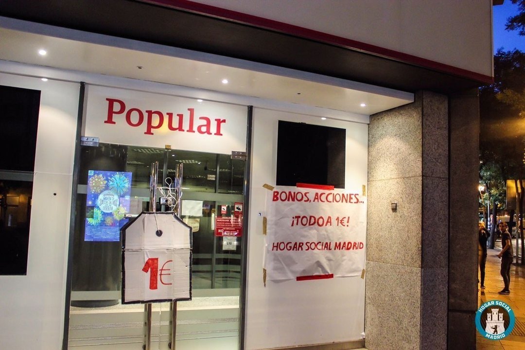 Una sucursal del Banco Popular con carteles de Hogar Social Madrid.