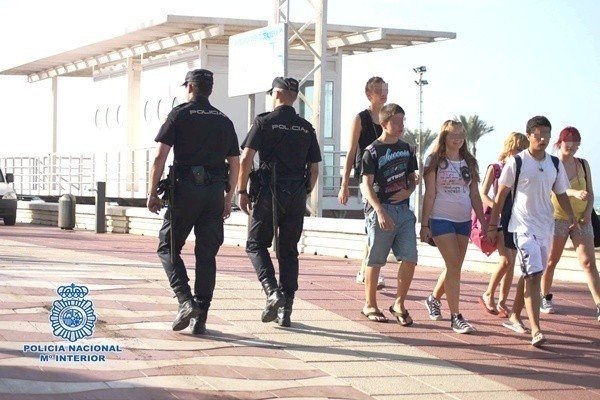 Policías nacionales en una playa de Almería.