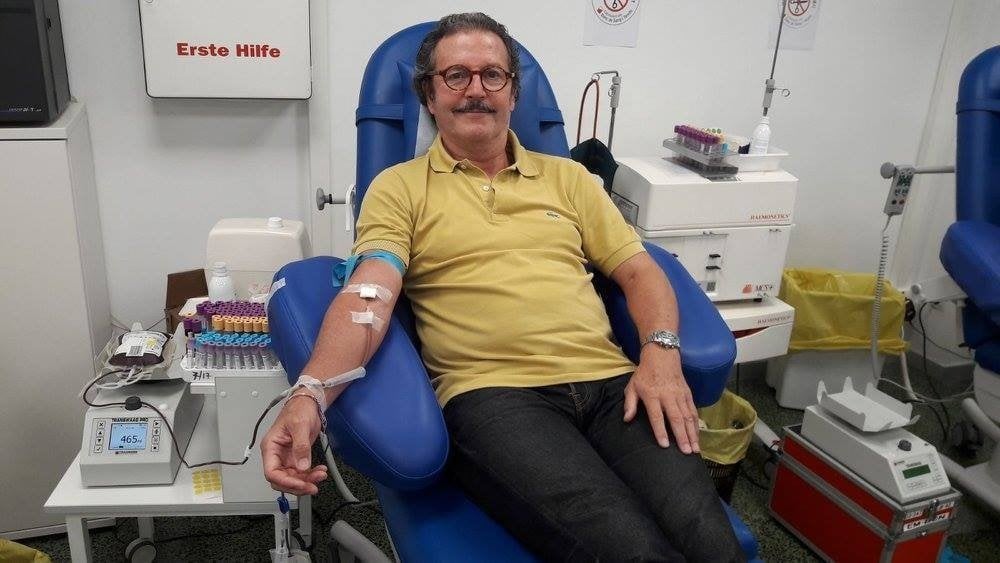Un hombre dona sangre en un centro sanitario de Cataluña.