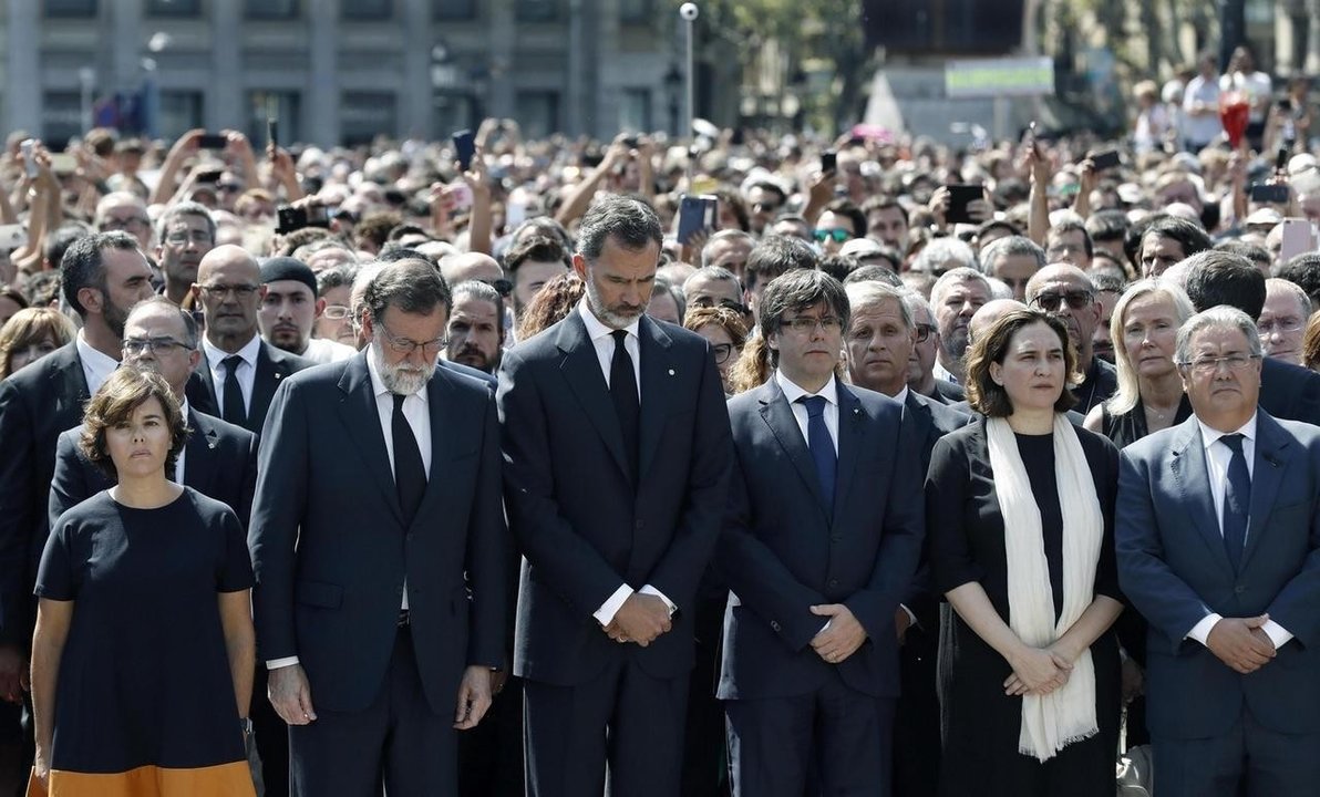 Minuto de silencio en la PLaza de Cataluña tras el atentado en Barcelona.