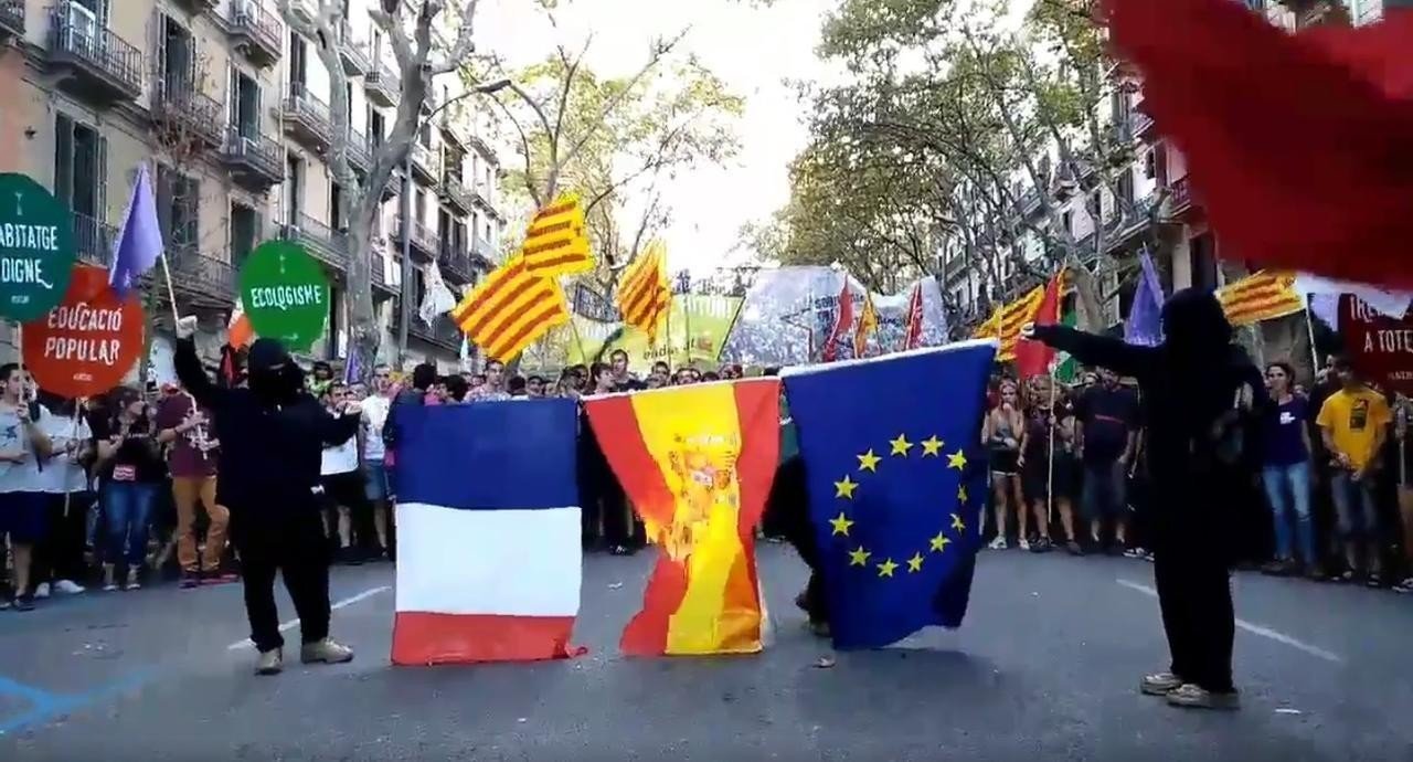 Encapuchados de Arran queman las banderas de Francia, España y la Unión Europea.