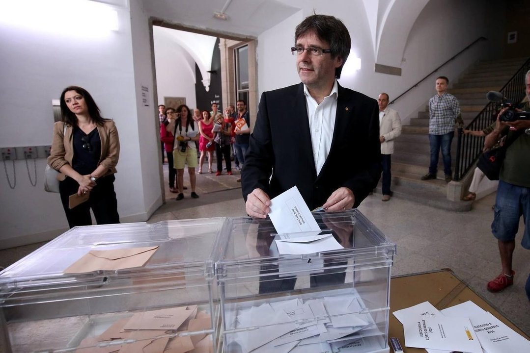 Carles Puigdemont vota en las elecciones generales de 2016.