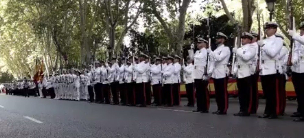 Militares de la Armada presentan armas en una jura de bandera en Madrid.