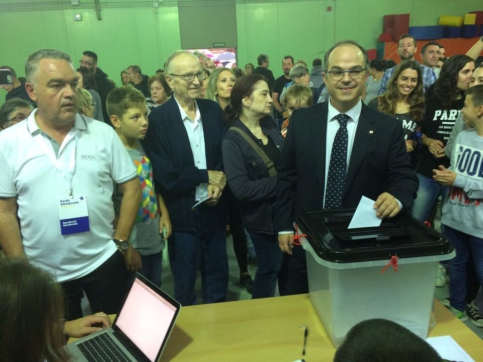 El portavoz del Govern de la Generalitat de Cataluña, Jordi Turrull, vota en el referéndum del 1-0.
