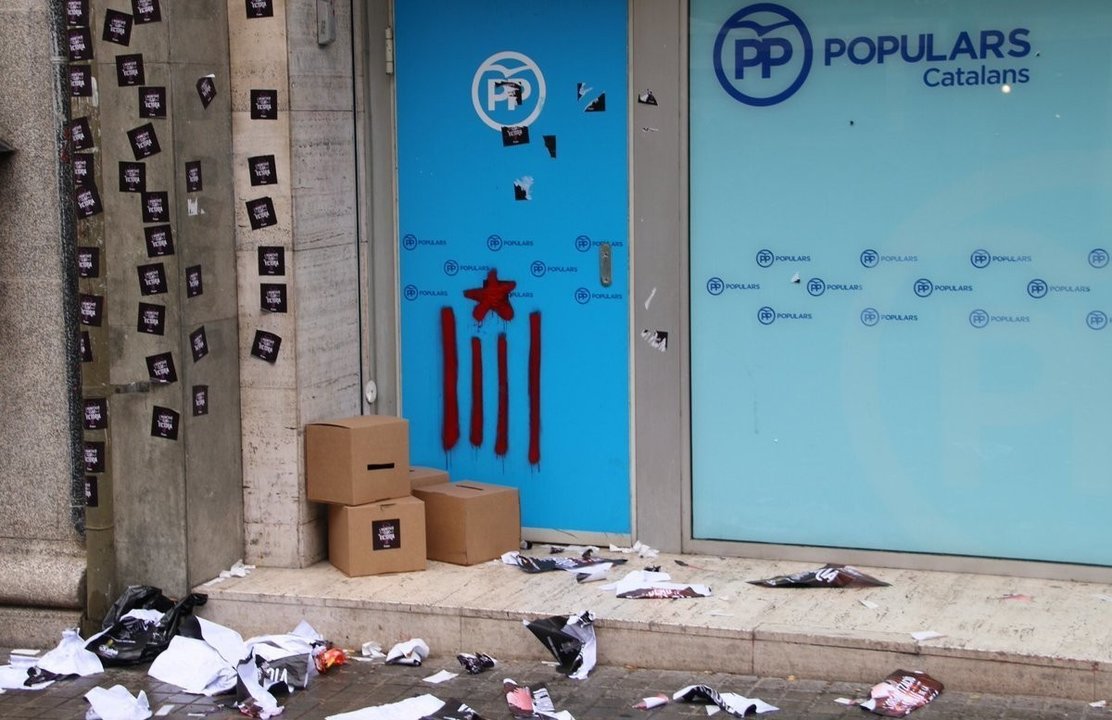 La sede del PP en Barcelona, tras un ataque de radicales de la CUP.