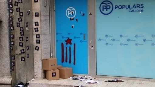 Ataque de radicales de la CUP contra la sede del PP en Cataluña.