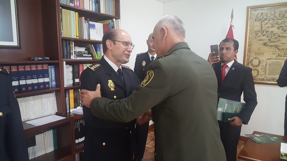Federico Cabello de Alba ha sido condecorado en la embajada de Colombia.