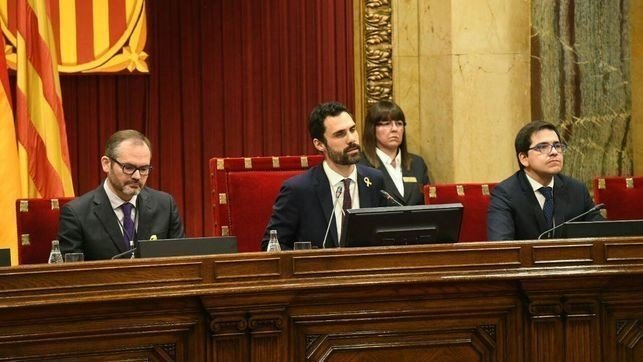Roger Torrent presidiendo el Parlament catalán.