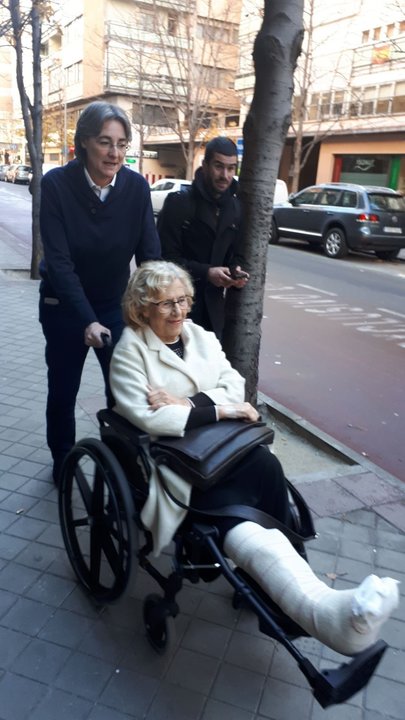 Carmena en silla de ruedas a su saldia del Hospital.