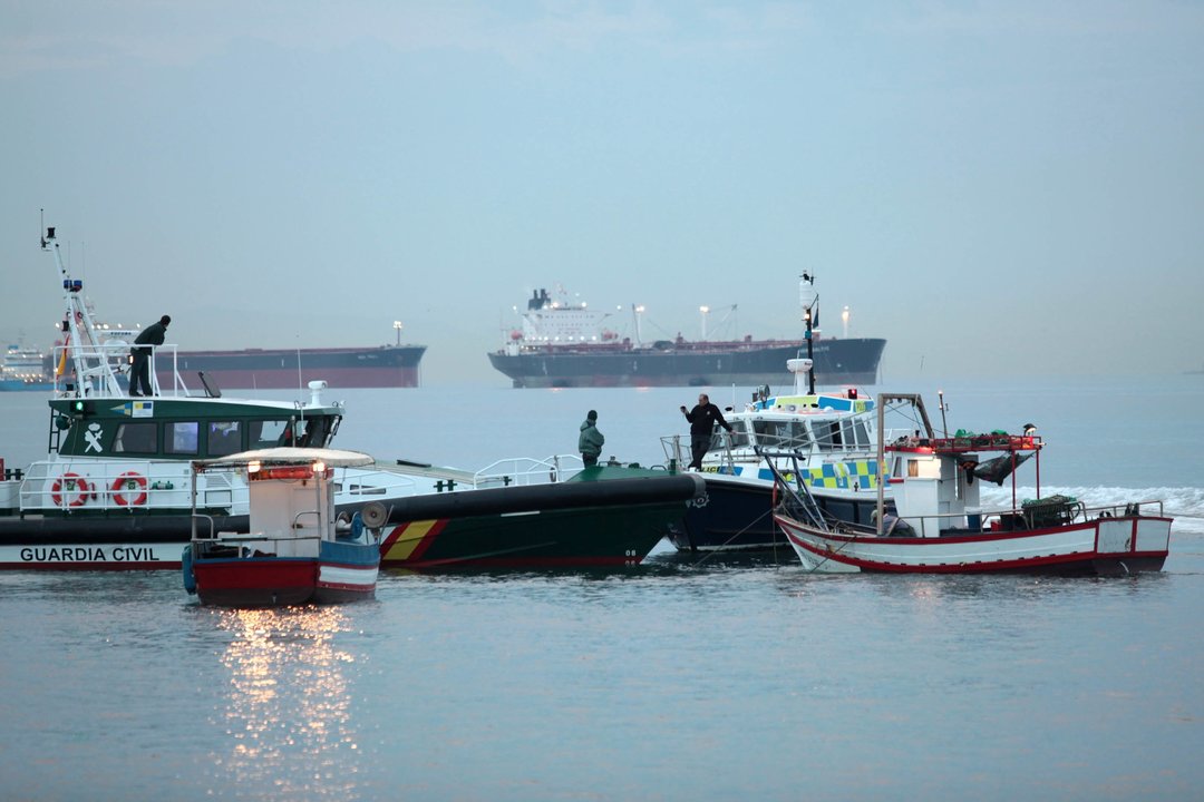 Barcos de la Guardia Civil, de la Policía de Gibraltar y pescadores gaditanos en aguas del Estrecho.