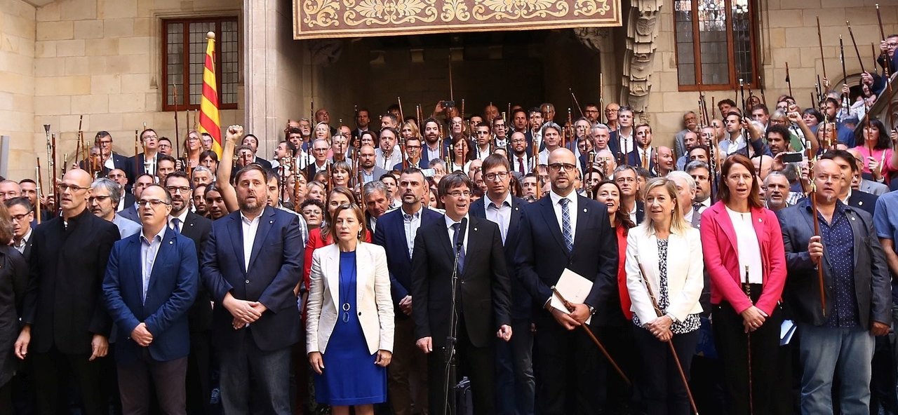 El Govern de Puigdemont, con los 712 alcaldes que colaboraron con el referéndum.