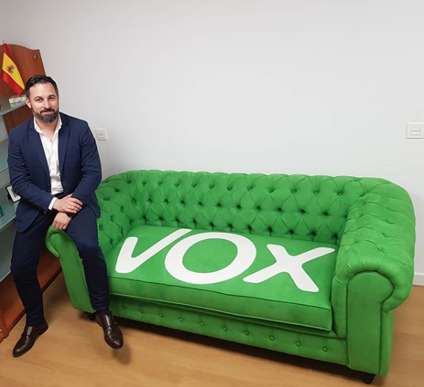 Santiago Abascal con un sofá, tipo chester, en la sede de Vox.