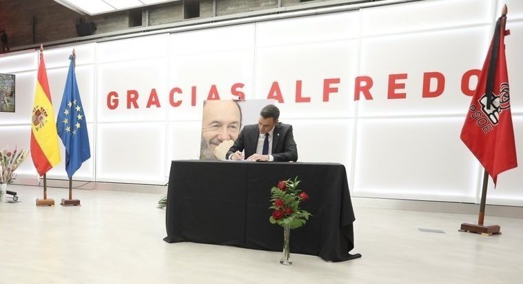 Pedro Sánchez firma en el libro de condolencias por Alfredo Pérez Rubalcaba.