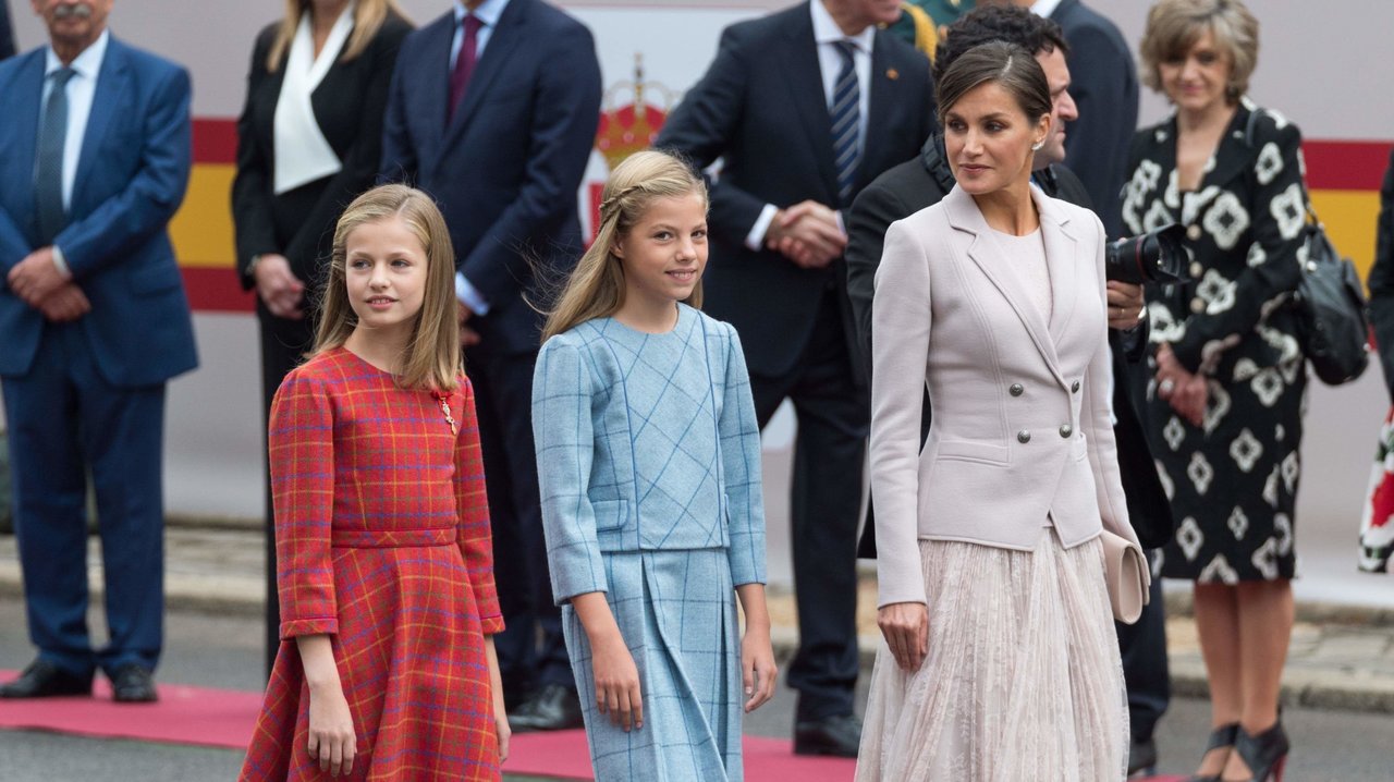 La reina Letizia, la princesa Leonor y la inafanta Sofía en el desfile 12 octubre 2018. Álvaro García Fuentes (@alvarogafu)