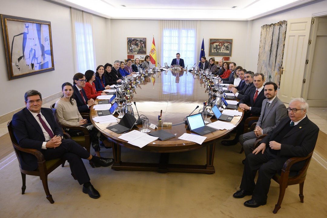 Los miembros del nuevo Gobierno presidido por Pedro Sánchez, antes de comenzar la primera reunión del Consejo de Ministros.