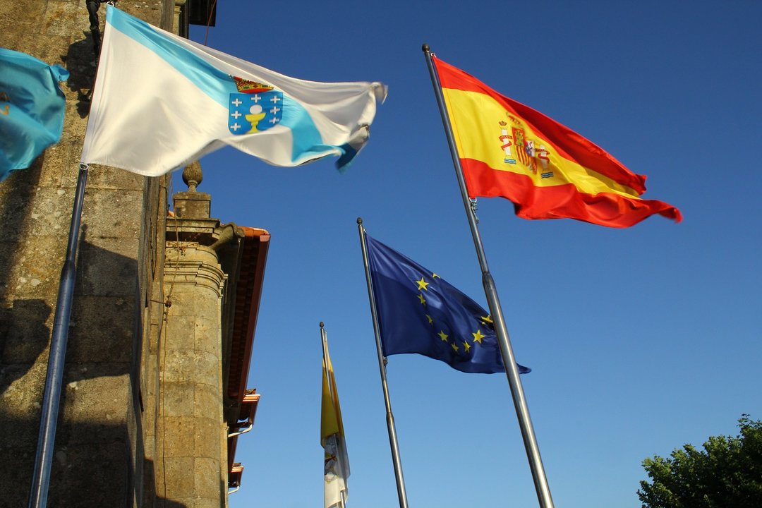 Banderas de Galicia, España, la Unión Europea y el Vaticano.