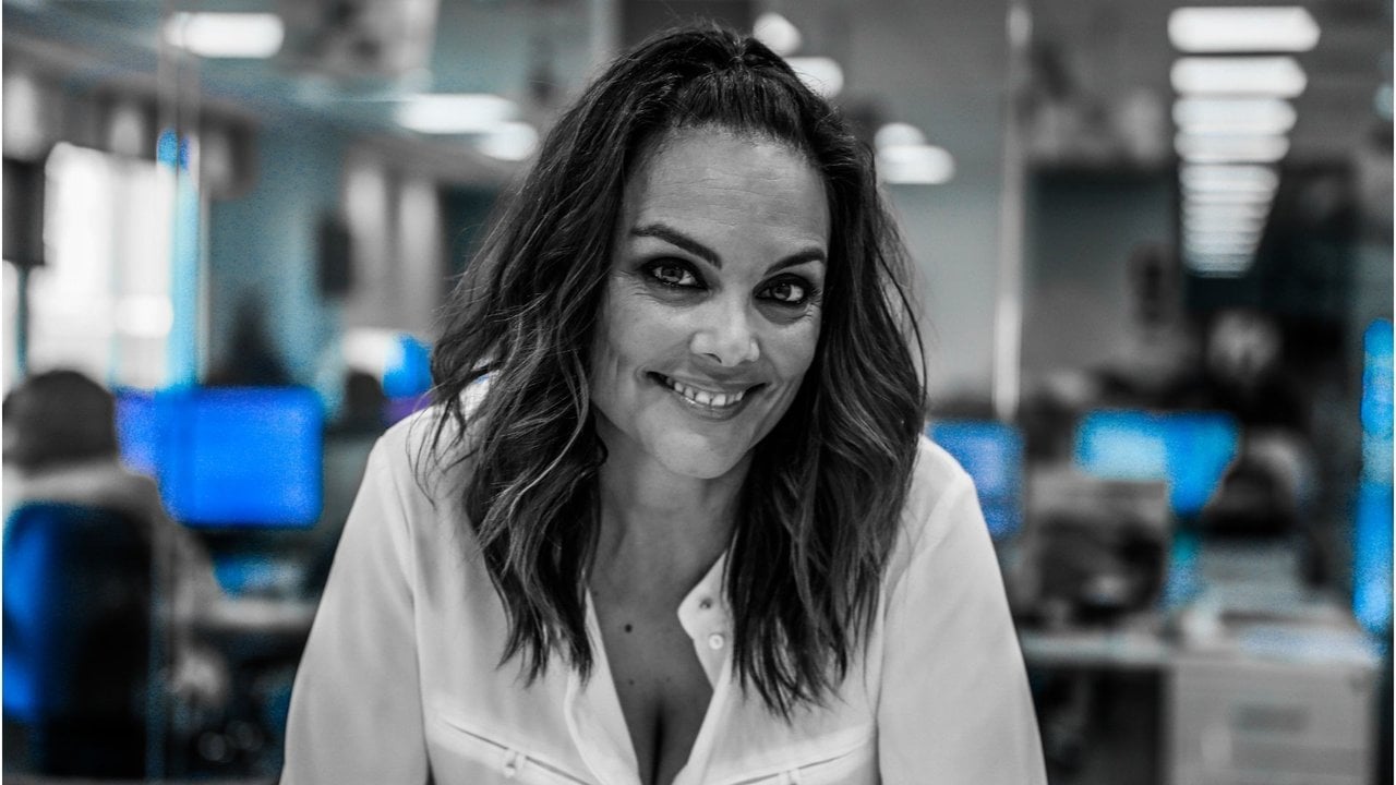 Mónica Carrillo, en el mediterráneo de la redacción de Antena 3 Noticias. Fotos originales: María Villanueva.