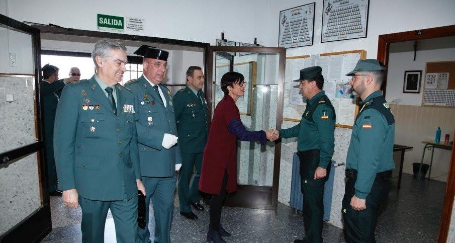 La directora general de la Guardia Civil, María Gámez, saluda a varios agentes.