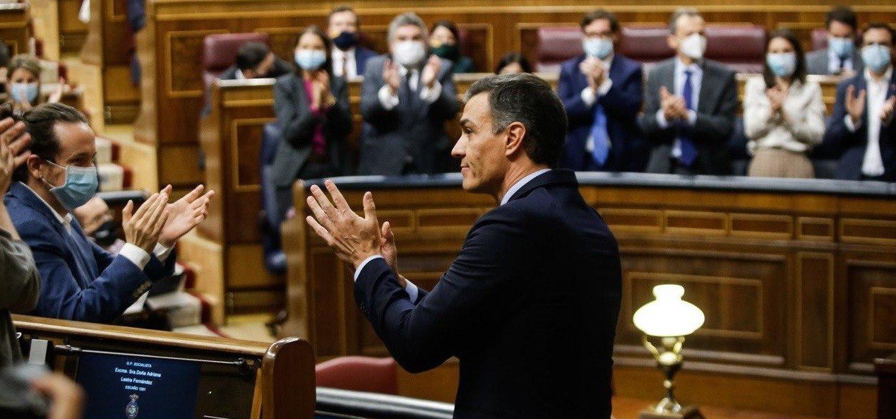 Pedro Sánchez aplaude junto a sus ministros.