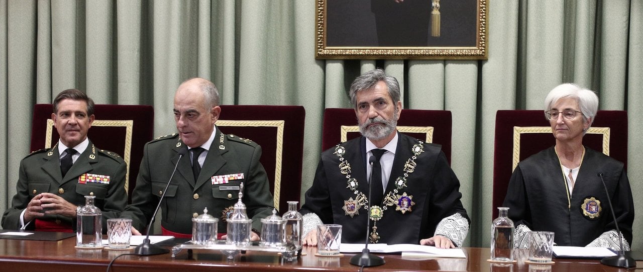 En el centro, Carlos Melón, ex presidente del Tribunal Militar Central, y Carlos Lesmes, presidente del Tribunal Supremo.