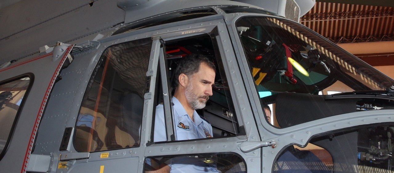 Felipe VI en la cabina de un helicóptero "Superpuma" del Grupo 82 de Fuerzas Aéreas, en la Base Aérea de Gando (Gran Canaria).